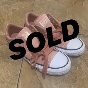 Women’s low top converse SOLD